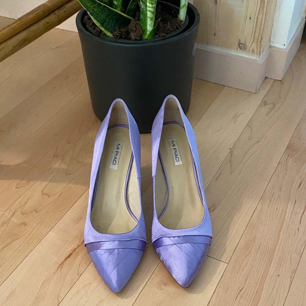 Elegant satin & leather Lavender Heels by MI PIACI